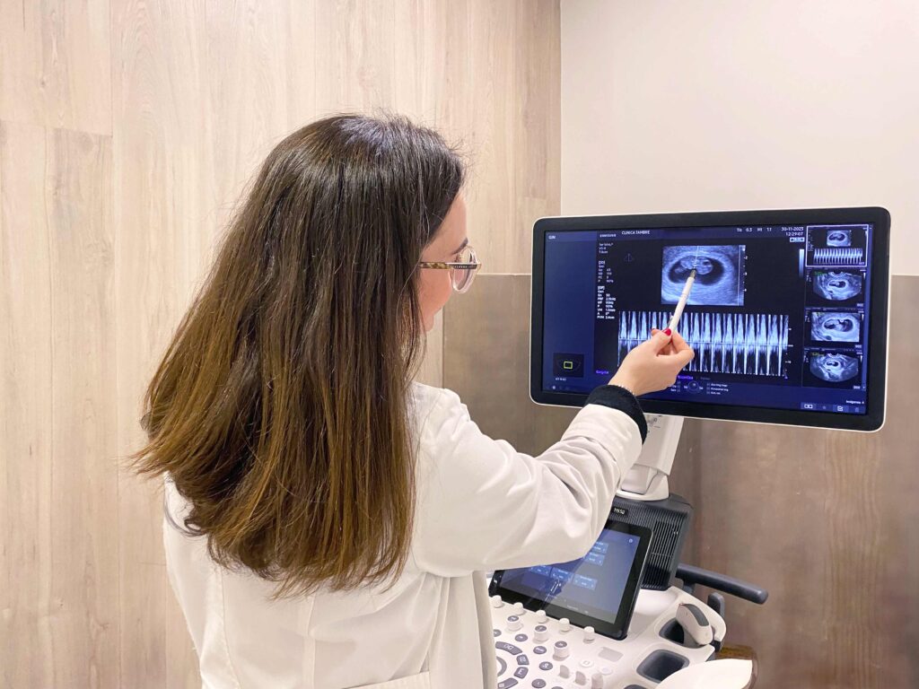 Laura García de Miguel, dra médica van Tambre, bekijkt een echografie